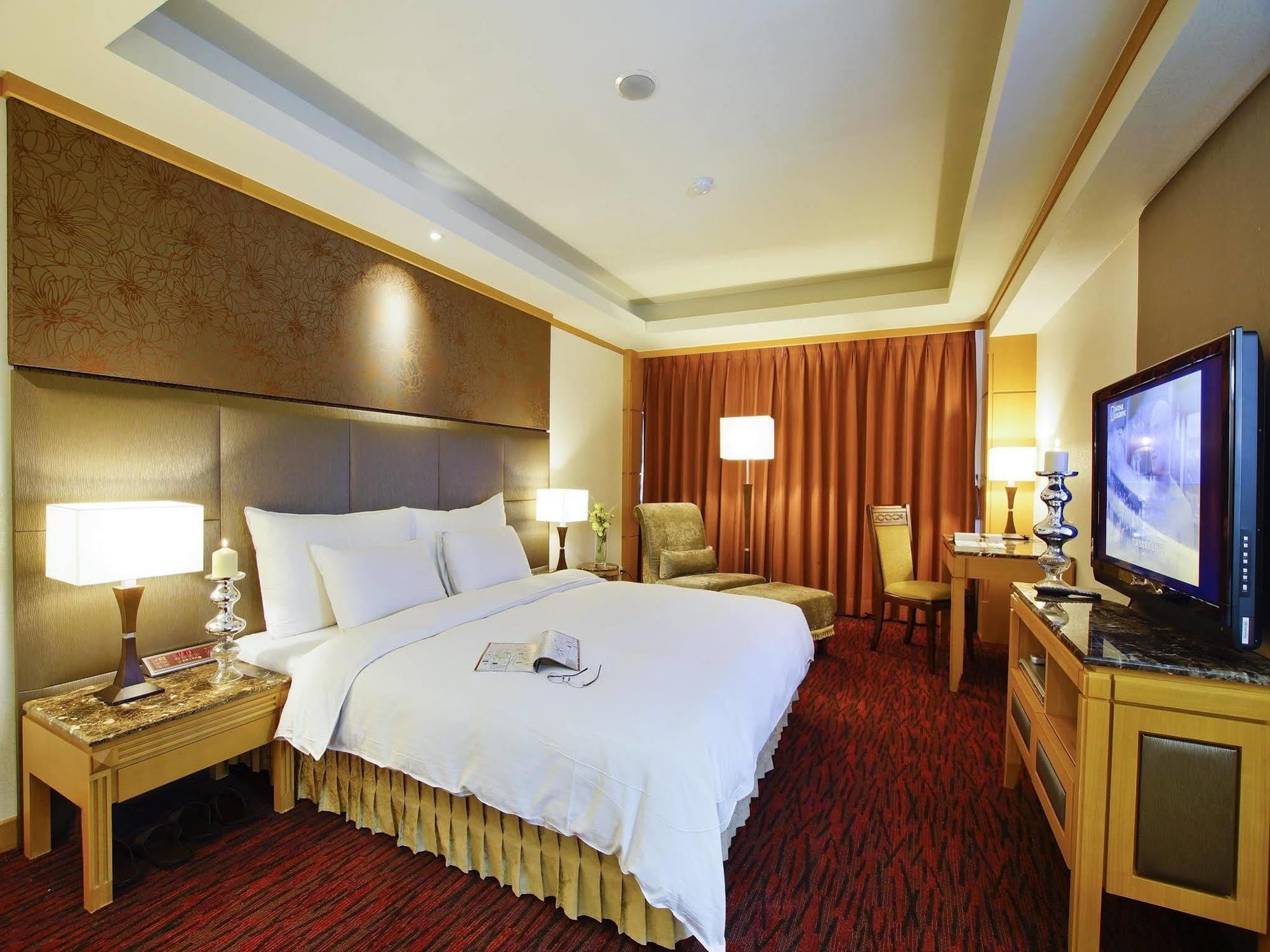 Hotel Dion Taichung Extérieur photo